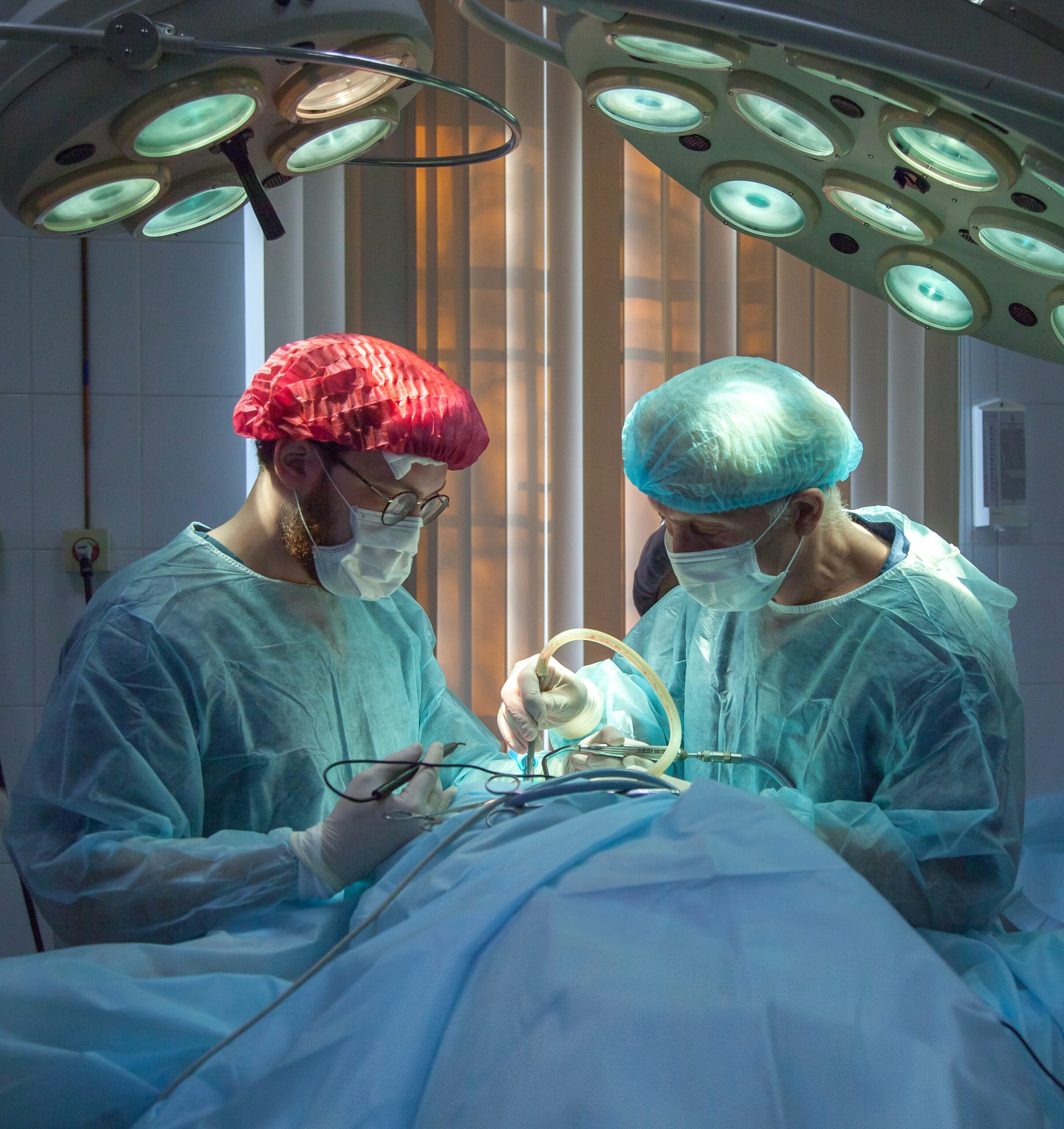 lekarze przeprowadzający operację