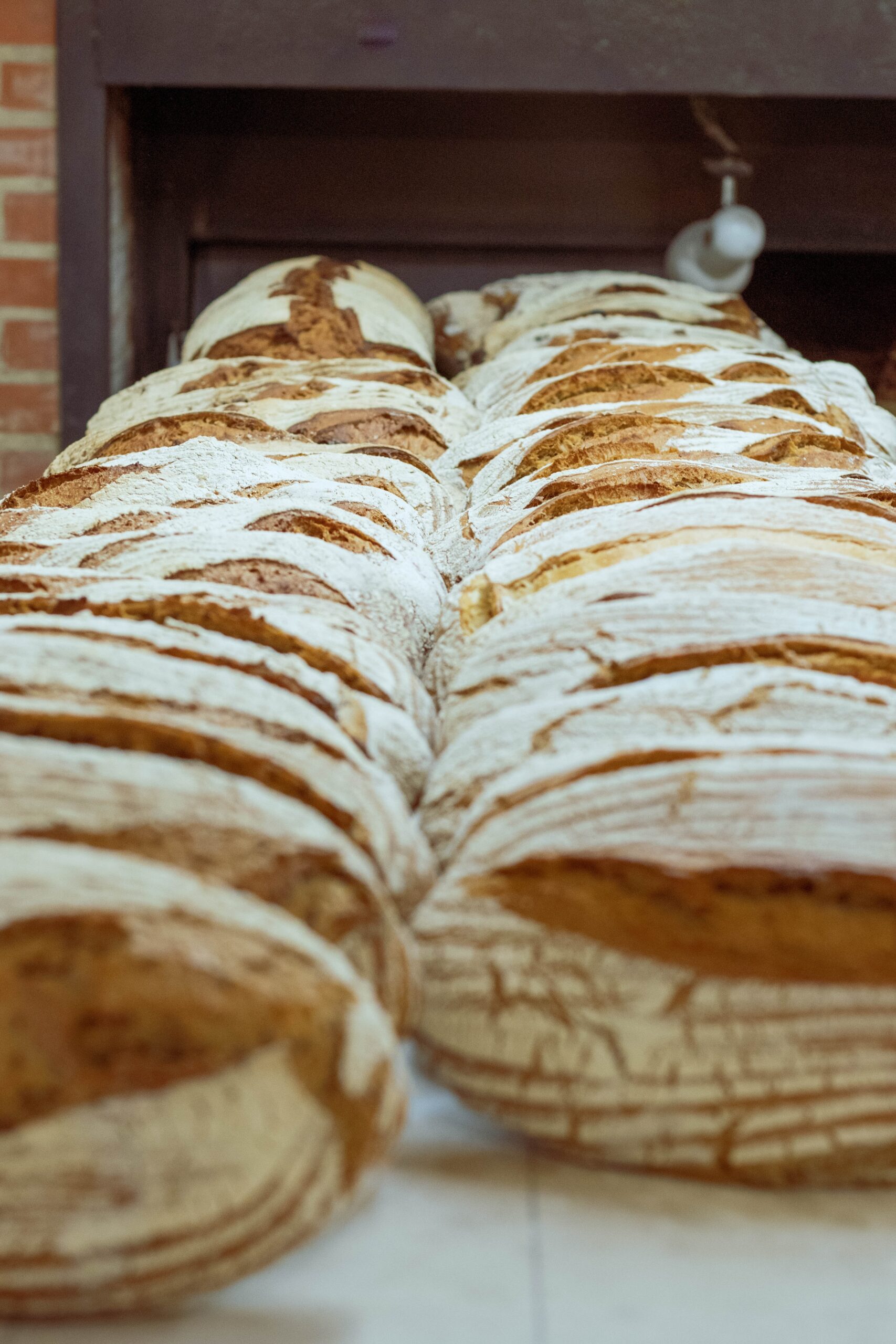bochenki-chleba-na-tasmie-produkcyjnej